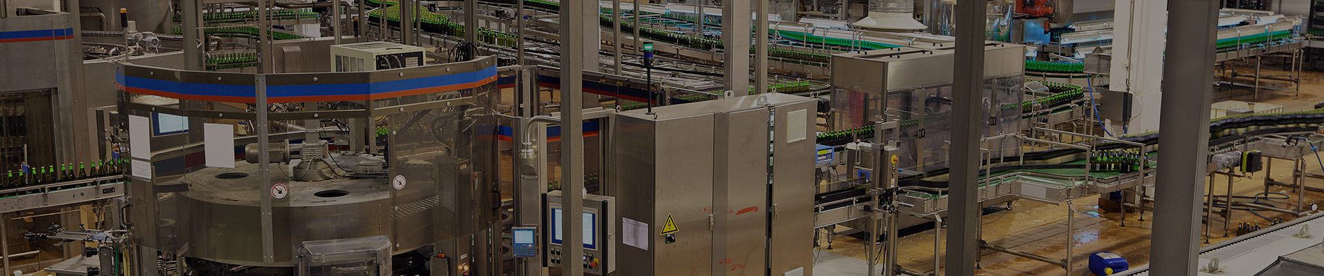 Wärmeübertrager und Fließbänder in einer Fabrik bei der Lebensmittelproduktion
