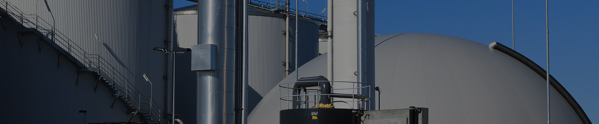 Industrieanlage der Umwelttechnik mit Wärmetauscher vor blauen Himmel